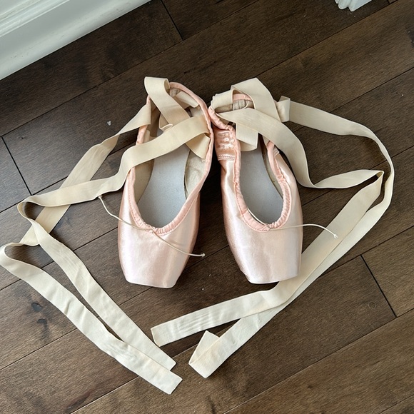 New in Box!  Suffolk Stellar Ballet Pointe Shoes, Size 6XXX - Picture 7 of 7